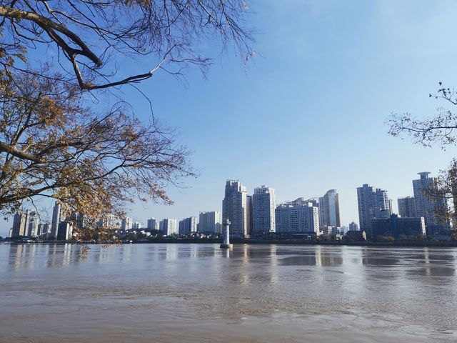 江中的寺廟