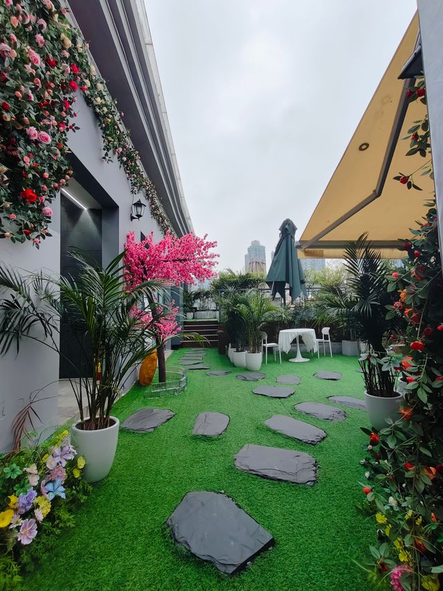 渝中夜景盡收眼底，南濱路景觀餐廳