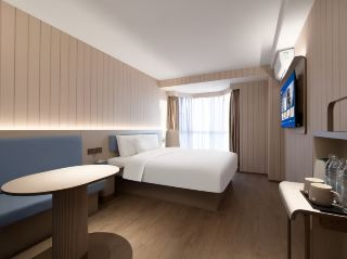 Beware of Beijing's hotel price gougers! Only $21 per person for this amazing metro-accessible stay
