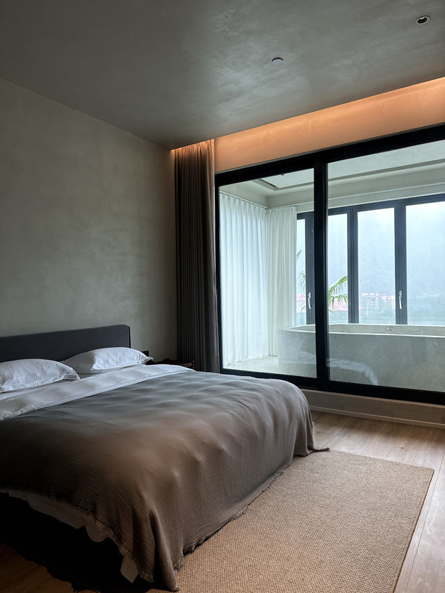 陽朔千古情景區旁,藏著一家侘寂風隱世酒店。 陽朔千古情景區旁,藏著一家侘寂風隱世酒店。