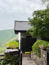 山居一日，懶成一片雲。