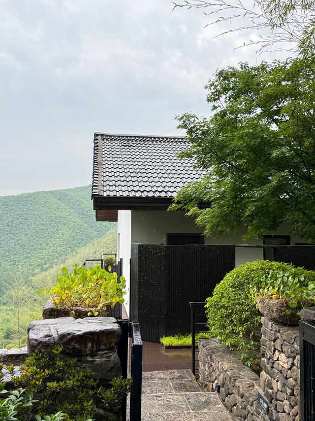 山居一日，懶成一片雲。