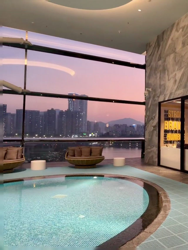 都市光影與水天交織的邂逅—珠海中海萬麗酒店