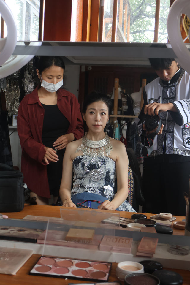 嚟千戶苗寨，當然要體驗苗族服飾寫真啦……