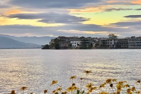 當洱海將夕陽泡成橘色酒