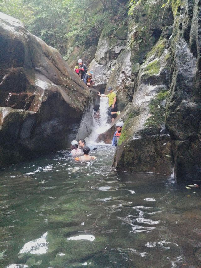 夏日玩水必去！臨安蝴蝶谷溯溪攻略｜天然水上樂園