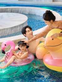 夏天總有新玩法！撈魚、挖沙、戲水...