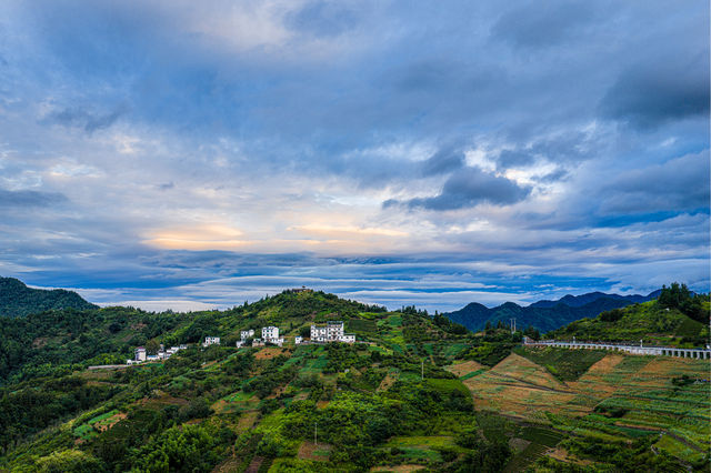那風雲同遠山，咪就係夢入面嘅徽州老家囉