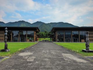 [Japan World Heritage] "10 Sacred Sites and Pilgrimage Routes in the Kii Mountain Range" The Kii Mountain Range has fostered reverence for nature since ancient times. In the 6th century, Buddhism