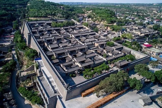 棲霞位於山東煙台，以其豐富的自然景觀和深厚的歷史文化底蘊成為熱門旅遊目的地。以下是一份詳細的旅遊攻略