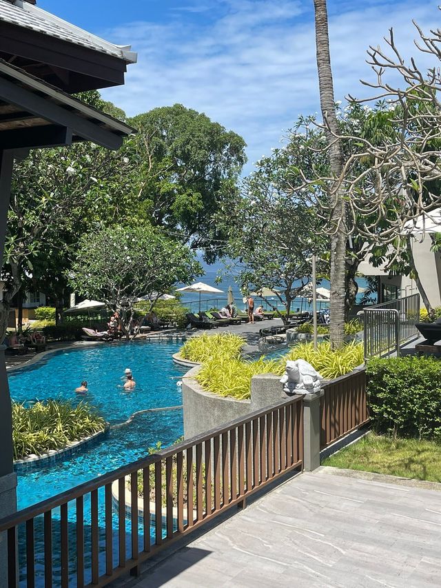 安達曼卡納希爾度假村：山中海景 安達曼卡納希爾度假村位於布吉島卡塔海灘的一處山坡上，地址是2