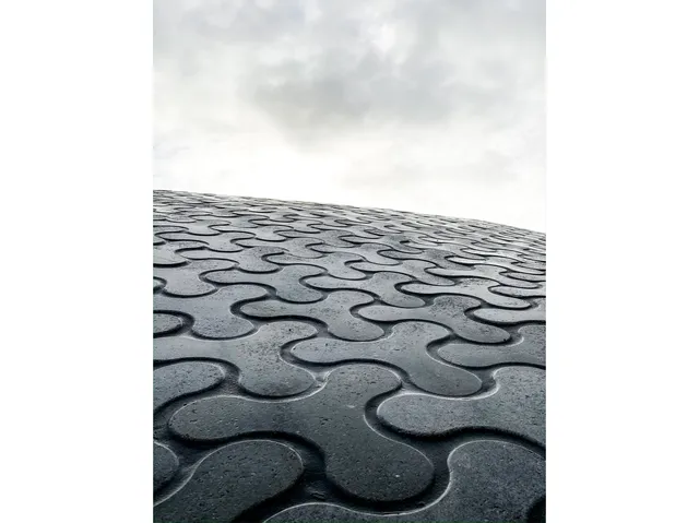 芬蘭這個美術館就像是廣場上平地冒出的泡泡