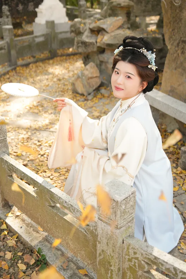 “我言秋日勝春朝”