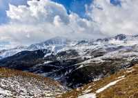 雪山之眸：野馬海子與貢嘎山系的冬日對話