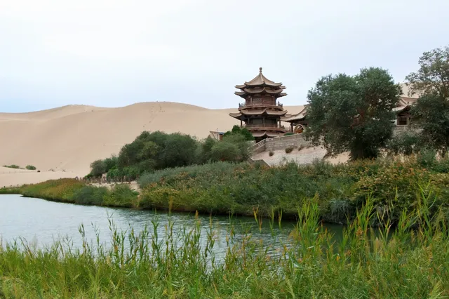 飛沙不落的月牙泉