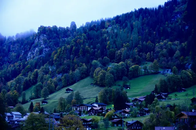 瑞士必衝！勞特布倫嫩的瀑布和火車太會撩了