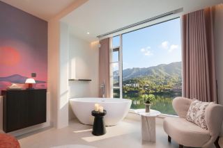 Fall asleep to the emerald waves of Dongjiang River, encounter a poetic window of lake and mountains at Guanlan
