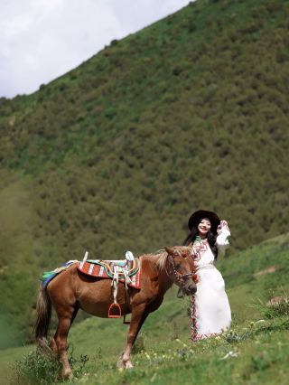 Yushu is off the beaten path, a slow life on the plateau, quiet in the distance…