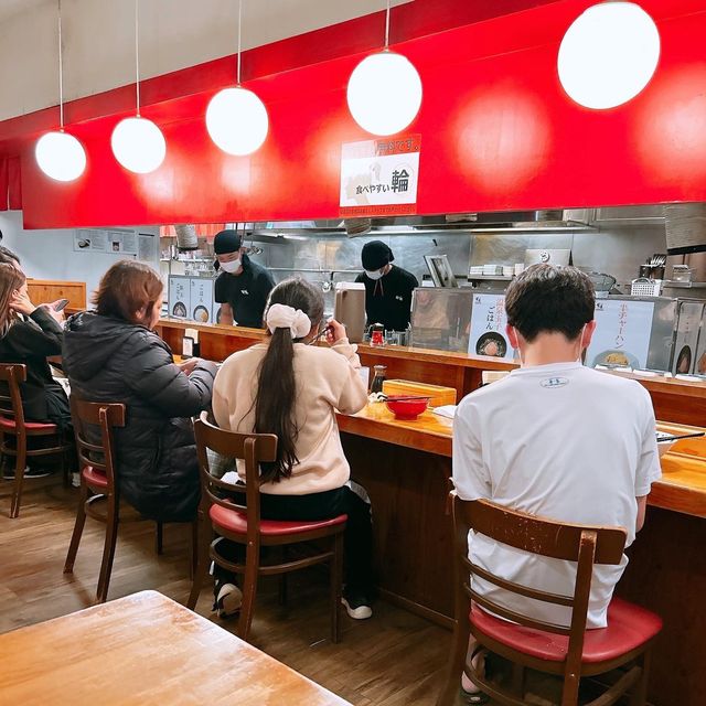 當地人都捧場👐沖繩大排長龍人氣拉麵店