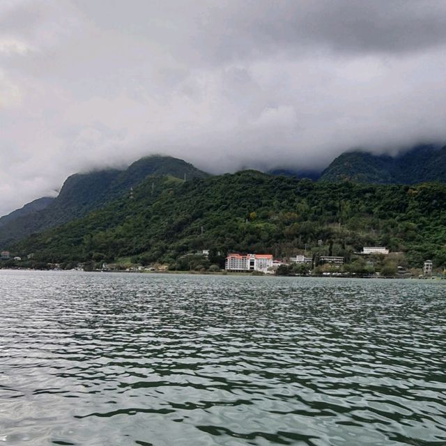 全花蓮最美的潭，環山寧靜風景優美。