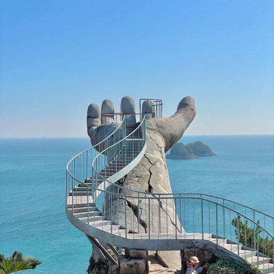 푸른 바다 위에 떠있는 손바닥 전망대🖐️