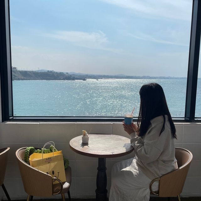 따뜻한 햇살과 바다 바람을 느끼며 차 한잔 즐기는 제주 봄날! 