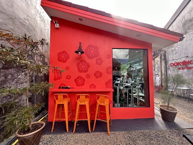 คาเฟ่ธีมสีแดง สไตล์บ้านโบราณ