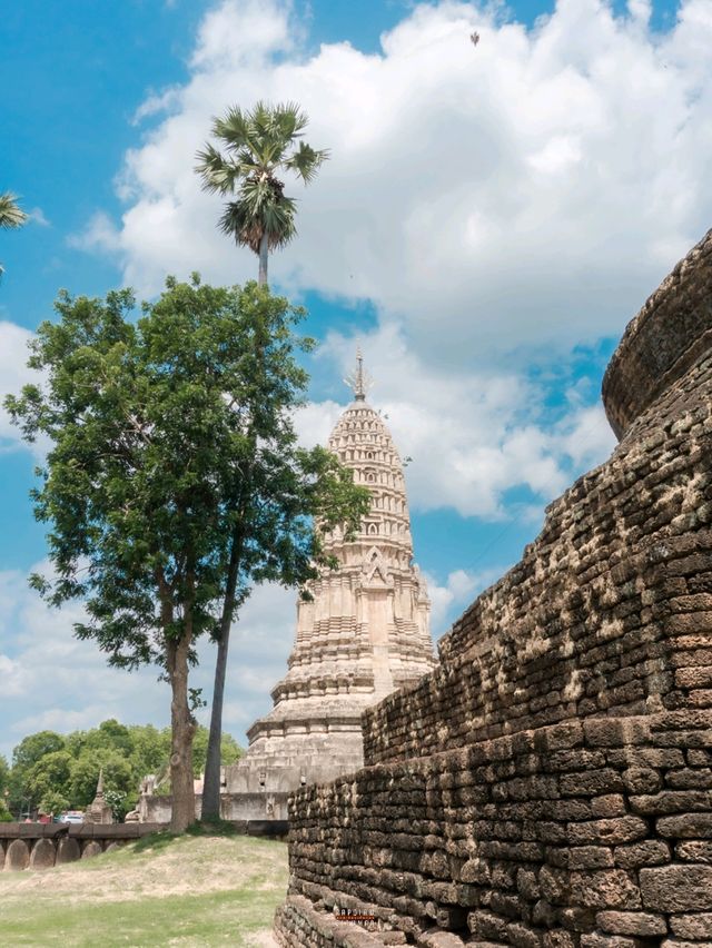 เที่ยวสุโขทัยวัดสวยเก่าแก่ที่วัดพระศรีรัตนมหาธาตุ 