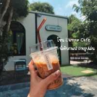 แคมป์ปิ้งริมน้ำที่มาพร้อมกับร้านคาเฟ่