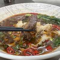 飯店內的咖啡餐酒館 發現美味佳餚 剁椒牛肉麵 一吃成癮《淡水 將捷金鬱金香酒店-滬尾之星》