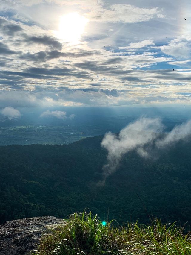 เขาหลวง สุโขทัย กับฉายา “ภูเขาปราบเซียนในภาคเหนือ”