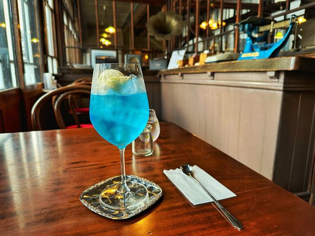 北海道・小樽。レトロなカフェの青の洞窟クリームソーダ『大正硝子 くぼ家』