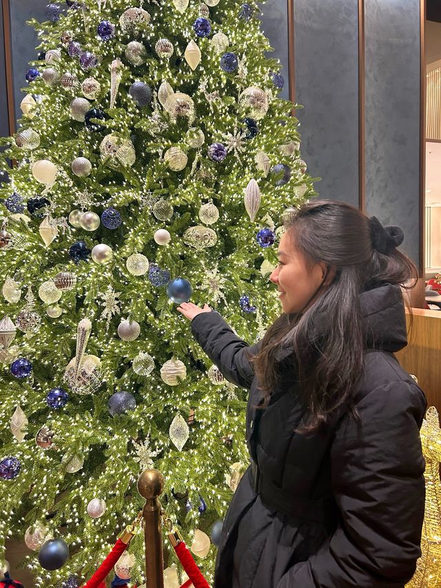 예쁜 오너먼트와 대형트리의 조화가 대박인 마리아나베이 서울 호텔로비🎄💛