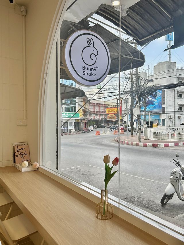 '𝐁𝐔𝐍𝐍𝐘 𝐒𝐇𝐀𝐊𝐄' ร้านขนมเปิดใหม่ ในเมืองจัน