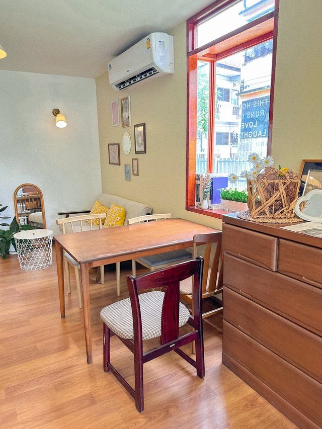 Flat White cafe ร้านคาเฟ่สไตล์มินิมอลน่านั่ง 