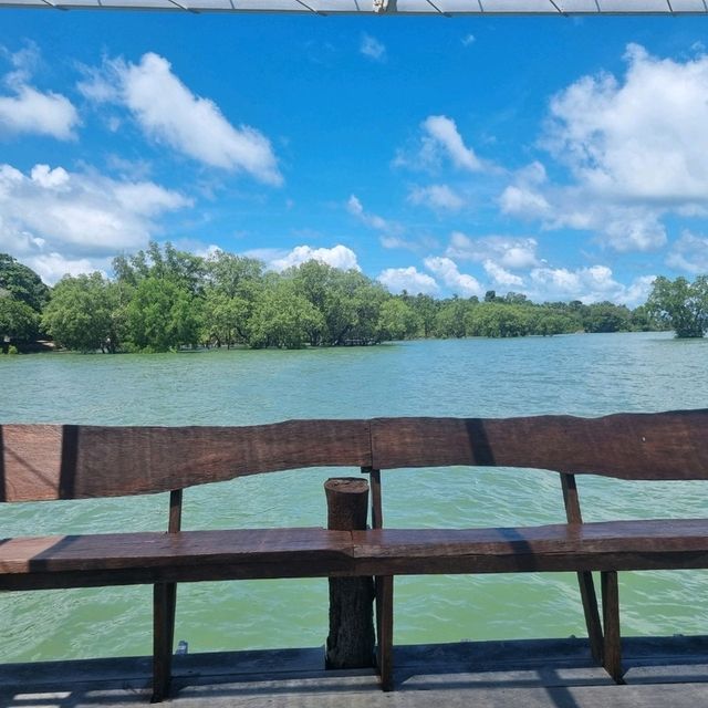 สะพานไม้ไผ่อ่าวท่าเลน ทะเลสวยมาก