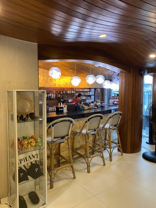 ที่พักติดทะเลบรรยากาศสุดชิล The Privilege Hotel