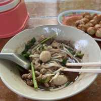 ก๋วยเตี๋ยวส้มตำ แปลกแต่อร่อย ในเรือนแพ ริมคลอง