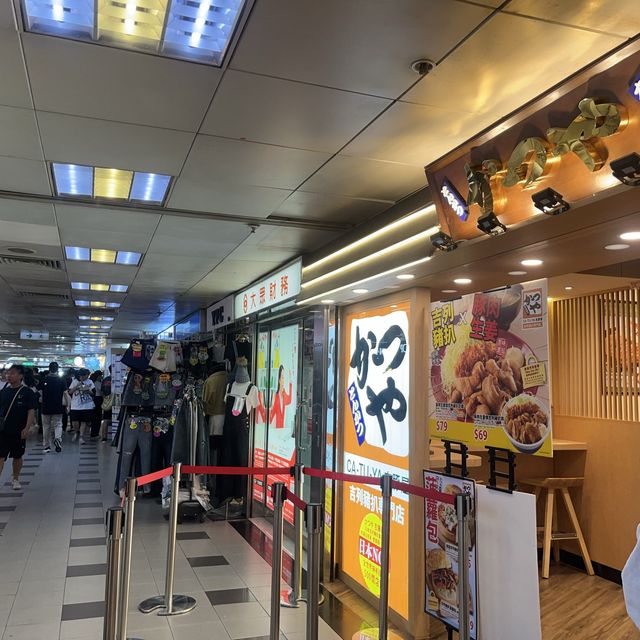 葵涌廣場-很地道,位于葵芳地鐵站隔離的地道又貼地商場