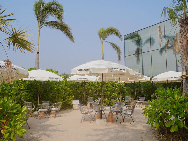 Takara Cafe and Wong Bar คาเฟ่ริมทะเลบางแสน 