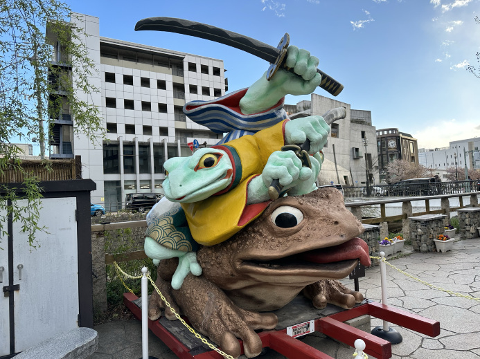 長野・松本。カエル🐸のオブジェが目印『なわて通り』 | Trip.com 松本