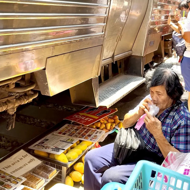 🔺 Mae klong train market in Bangkok is amazing 🤩