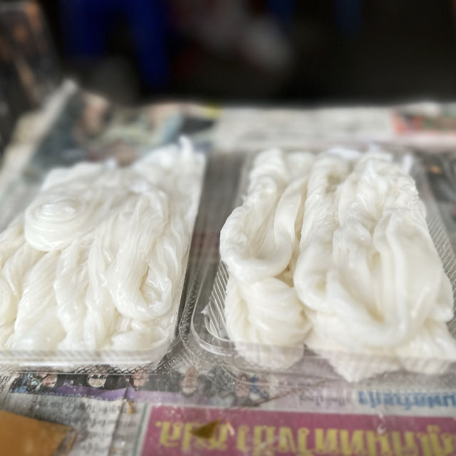 ข้าวเกรียบอ่อนน้ำจิ้มกุ้งตลาดเฉลิมจันท์
