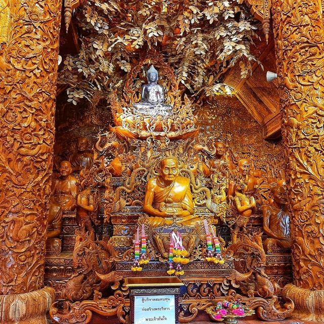 วัดศรีชุม สักการะพระเจ้าทันใจ 