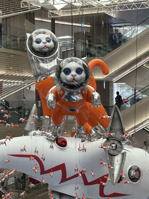 東京・銀座】GINZA SIXに「太陽の塔」の形をした巨大な宇宙船のLUCA号
