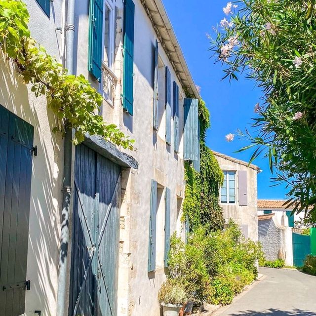 Strolling Through La Couarde’s Storybook Streets🇫🇷