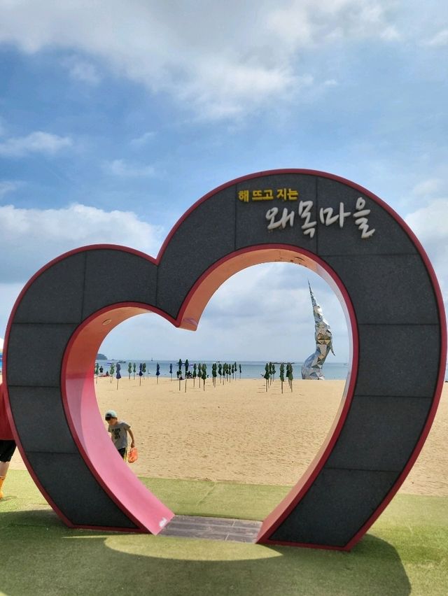 아름다운 조형물이 인상적인 왜목마을해수욕장