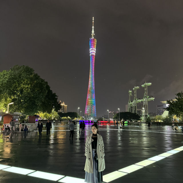 Evening Stroll at Huacheng Square: A Glimpse into Guangzhou's Nightlife