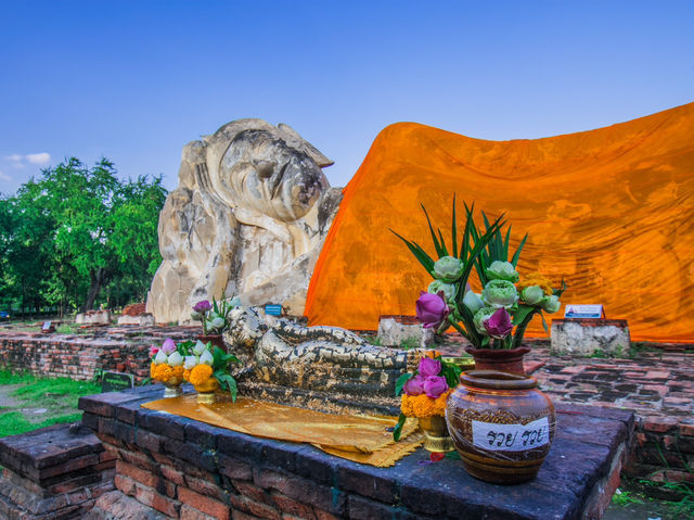 วัดโลกยสุธาราม  มีพระพุทธรูปไสยาสน์ ที่ปางใหญ่มาก