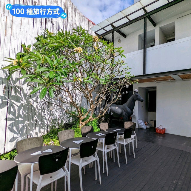 打開白色小屋的紅色大門，台南設計師旅店：8又二分之一
